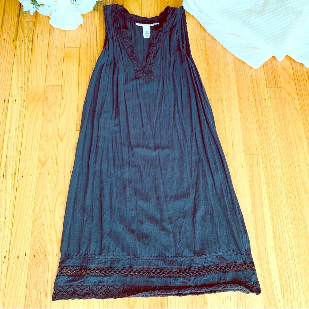 H&M | Sleeveless shift dress with eyelet lace 🖤